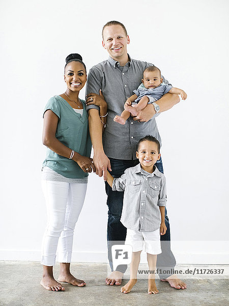 Porträt einer Familie mit zwei Kindern (2-5 Monate  2-3)