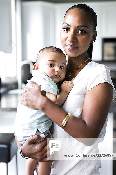 Porträt einer Mutter mit einem kleinen Jungen (2-5 Monate)