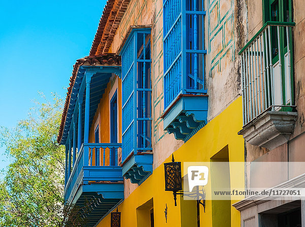 Kuba  Havanna  Gebäude außen mit blauen Fenstern