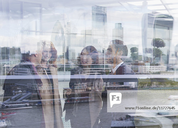 Geschäftsleute sprechen am Stadtfenster mit Blick auf die Stadt  London  UK