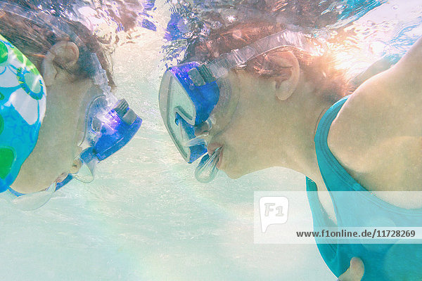 Junge und Mädchen beim Schnorcheln unter Wasser