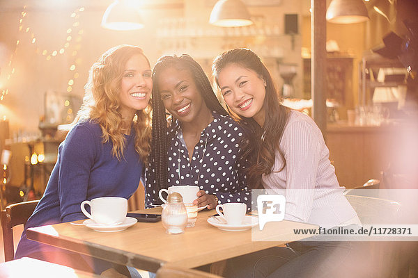 Porträt lächelnd Frauen Freunde trinken Kaffee im Cafe Tisch