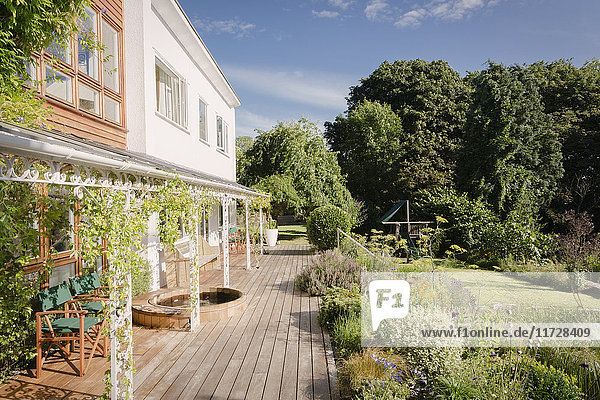 Home Schaufenster Luxusvilla mit sonnigem Sommergarten und Deck