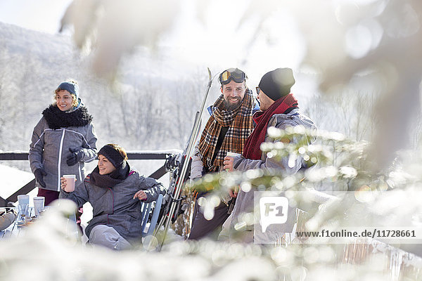 Skifahrerfreunde entspannen sich,  trinken Kaffee und heißen Kakao Apres-Ski