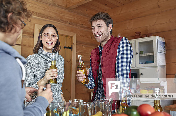 Freunde  die Bier trinken und in der Hüttenküche rumhängen.