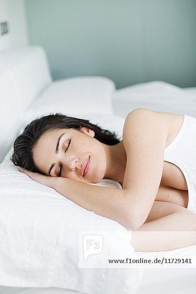 Porträt einer hübschen Frau  die im Bett schläft