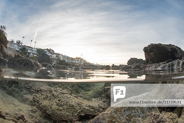 Ober- und Untersicht vom küstennahen Felspool Laguna Beach Kalifornien USA