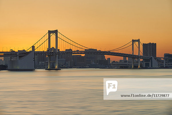 Langzeitbelichtungsaufnahme der Regenbogenbrücke bei Sonnenuntergang  Tokio  Japan