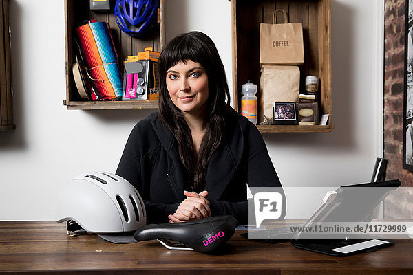 Frau im Geschäft für Fahrradzubehör