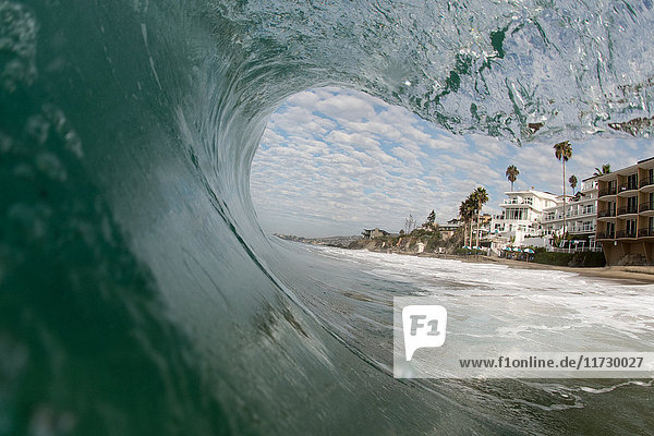 Nahaufnahme der rollenden Welle und des Strandes Laguna Beach Kalifornien USA