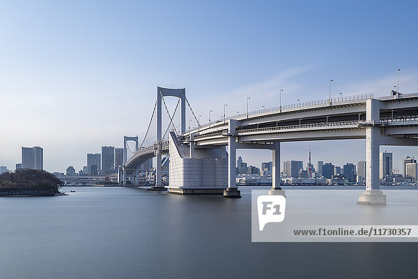 Langzeitbelichtung der Regenbogenbrücke und blauer Himmel  Tokio  Japan