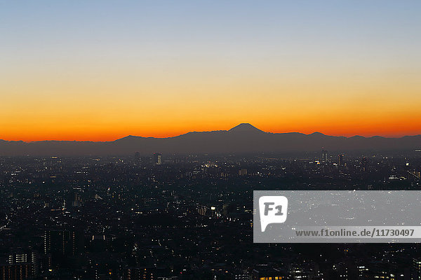 Stadtbild von Tokio bei Sonnenuntergang