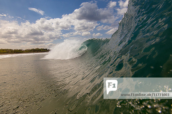 Nahaufnahme der rollenden Welle und des Strandes Laguna Beach Kalifornien USA