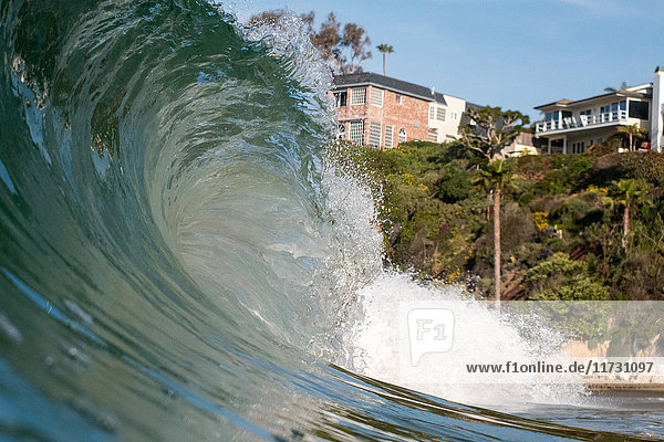 Nahaufnahme der rollenden Welle und des Strandes Laguna Beach Kalifornien USA