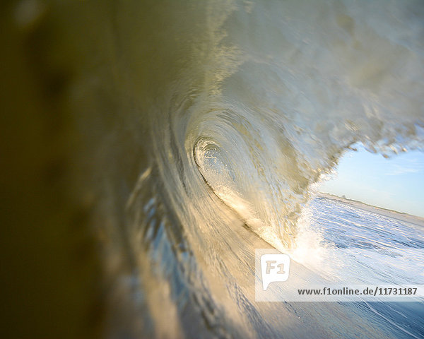 Nahaufnahme der rollenden Welle und des Strandes Laguna Beach Kalifornien USA
