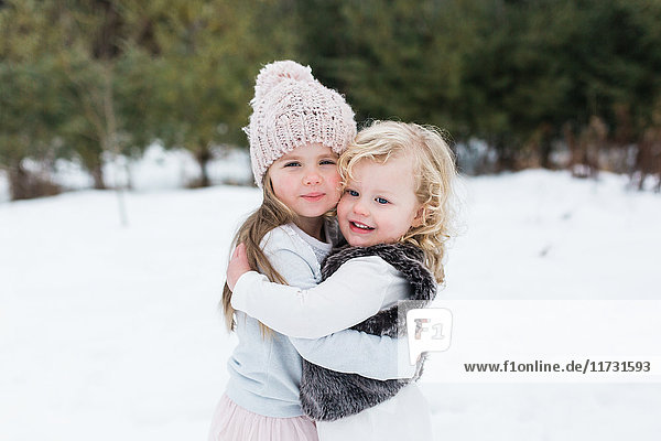 Schwestern in schneebedecktem Park  Oshawa  Kanada