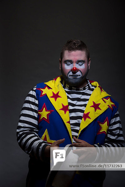Studioporträt eines Clowns mit Hut