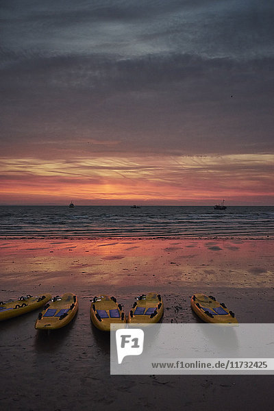 Fünf Seerettungsbahre am Strand bei Sonnenaufgang Tenby Wales UK