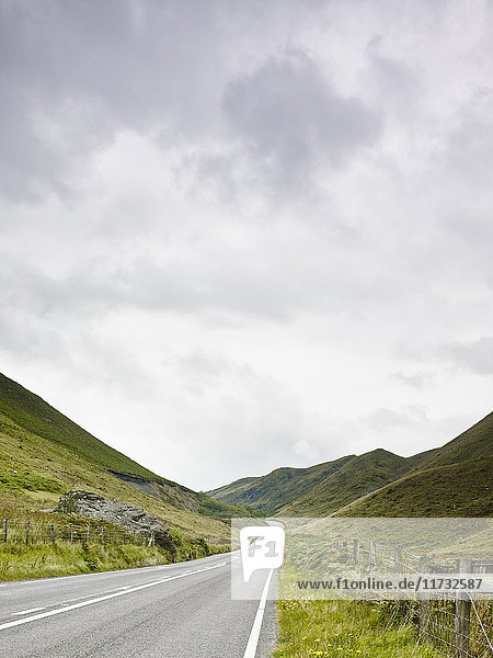 Blick auf Landstraße und Berge Bala Gwynned Wales UK