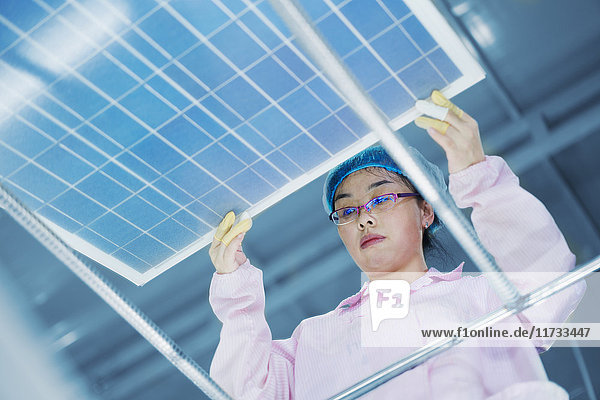 Arbeitnehmerin in einer Solarmodul-Montagefabrik Solar Valley Dezhou China
