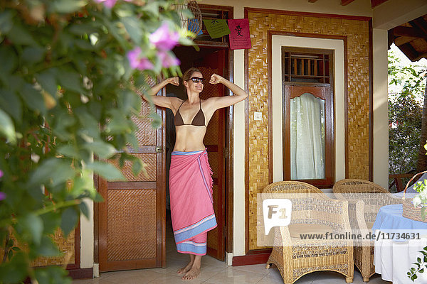 Frau  die sich vor der Tür erstreckt  Amed  Jemeluk-Strand  Bali  Indonesien
