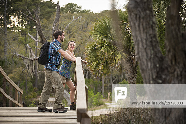 Wanderer  die die Natur genießen  Skidaway Island State Park   Savanne  Georgia  USA