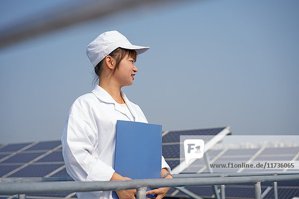 Arbeitnehmerin auf dem Dach einer Solarmodul-Montagefabrik Solar Valley Dezhou China