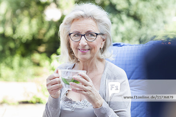 Ältere Frau,  Entspannung im Garten,  Getränk