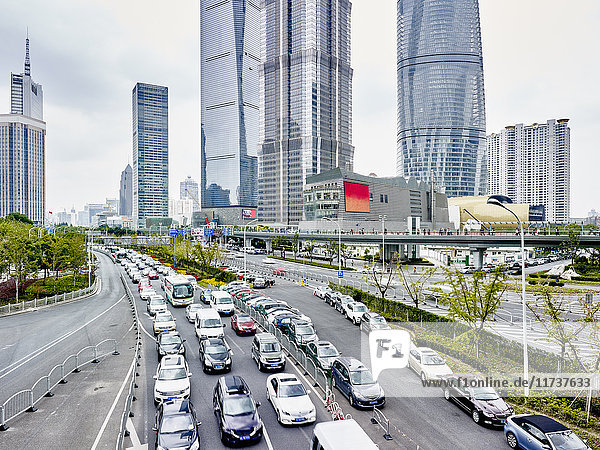 Verkehr auf der Strasse  Finanzdistrikt  Pudong  Shanghai  China