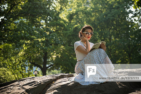Mittelgroße erwachsene Frauen mit digitalem Tablet im Central Park  New York