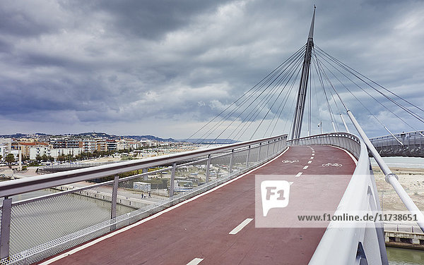 Fahrradbrücke und Uferpromenade  Pescara  Abruzzen  Italien