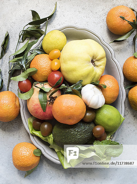 Draufsicht auf buntes Obst und Gemüse in einer Servierplatte