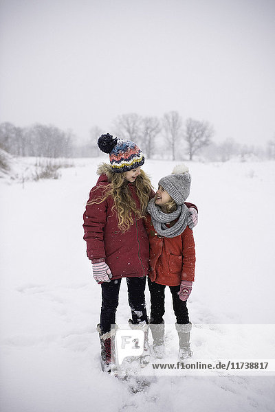 Schwestern genießen Schnee