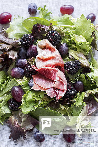 Grüner Salat mit Trauben,  Beeren und Prosciutto
