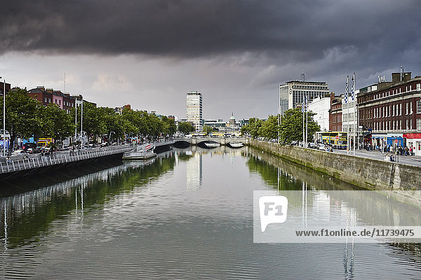 Blick auf den Fluss Liffey Dublin Republik Irland