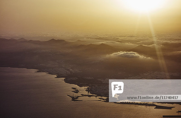 Luftaufnahme der Küstenlinie von Lanzarote bei Sonnenuntergang  Kanarische Inseln  Spanien