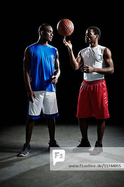 Studioaufnahme von zwei Basketballspielern