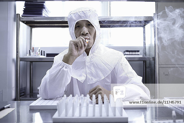 Arbeiter testet E-Zigaretten in einer E-Zigarettenfabrik