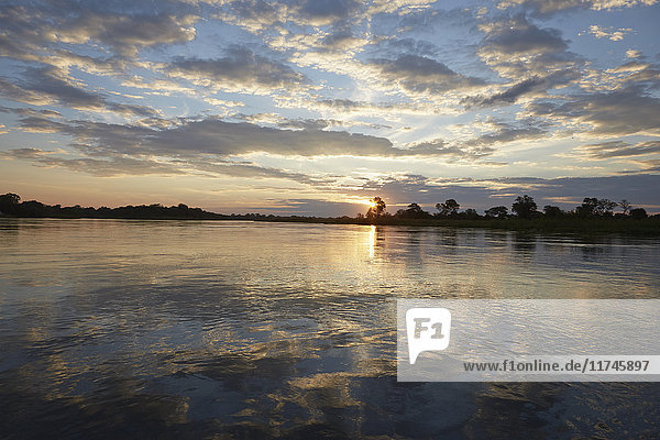 Sonnenuntergang über dem Okavango-Fluss  Rundu  Caprivi  Namibia