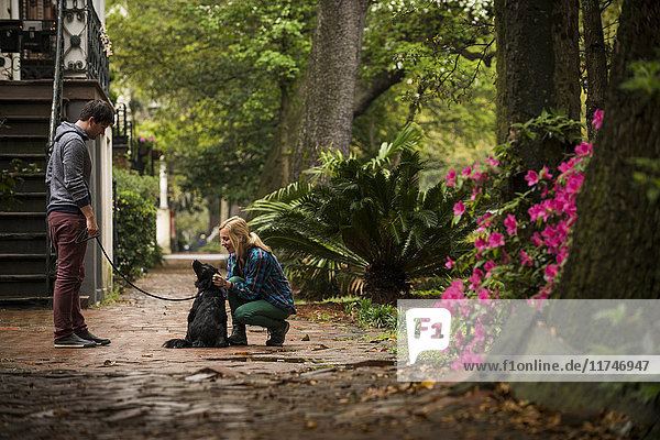 Ehepaar mit Hund hinter dem Haus  Savannah  Georgia  USA