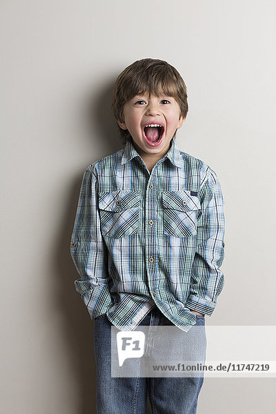 Porträt eines Jungen mit offenem Mund