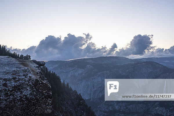 Erhöhter Blick auf Berge in der Morgendämmerung  Yosemite National Park  Kalifornien  USA