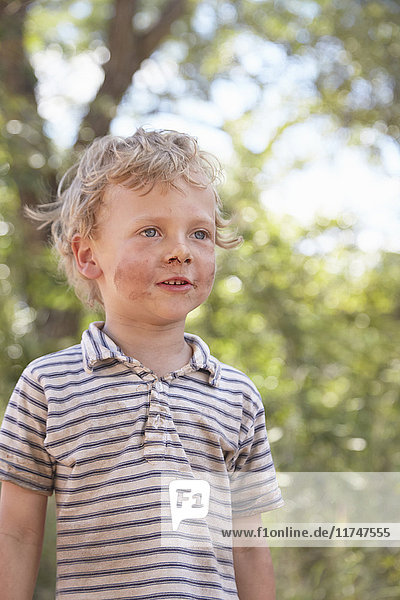 Porträt eines kleinen Jungen mit schmutzigem Gesicht