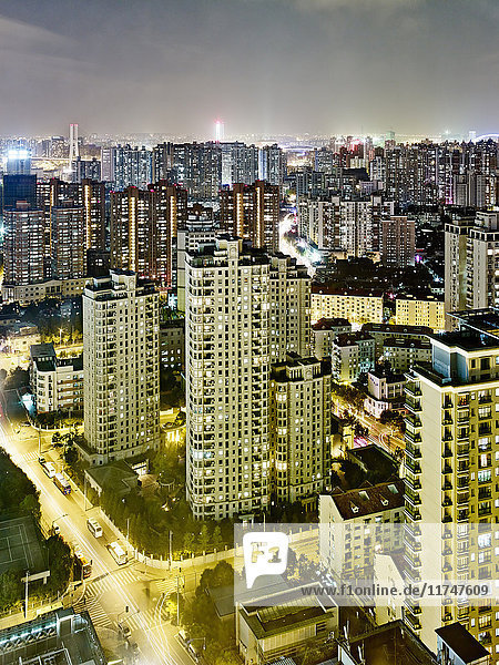 Stadtbild in der Abenddämmerung Shanghai China