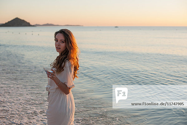 Porträt einer jungen Frau am Strand bei Sonnenuntergang  Castiadas  Sardinien  Italien