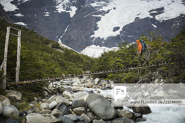 Mann überquert Brücke über den Rio del Frances Torres del Paine Nationalpark Chile