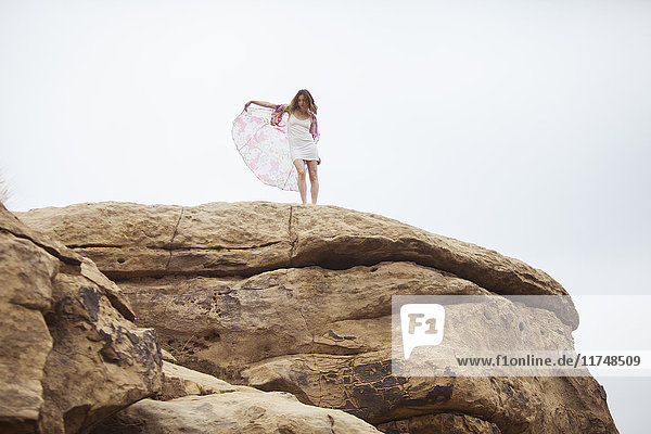 Frau entspannt sich auf einer Felsformation  Stoney Point  Topanga Canyon  Chatsworth  Los Angeles  Kalifornien  USA