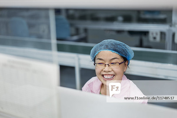 Arbeitnehmerin in einer Solarmodul-Montagefabrik Solar Valley Dezhou China