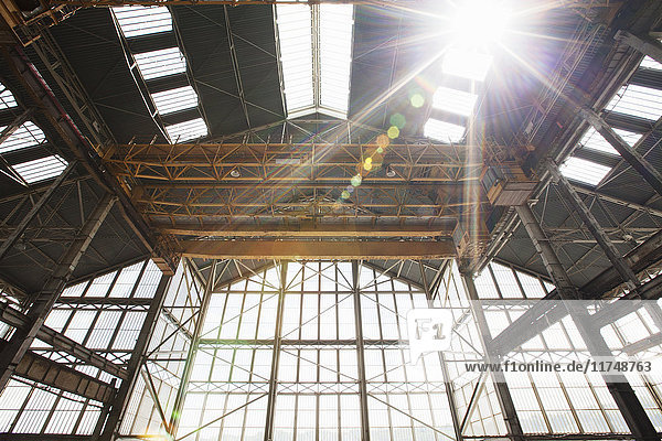 Niedrigwinkelansicht des Werftgebäudedaches und des Portals im Sonnenlicht