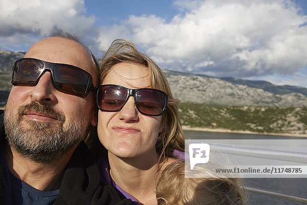 Reifes Paar und Sohn bei Selbsthilfe  Krk  Kroatien